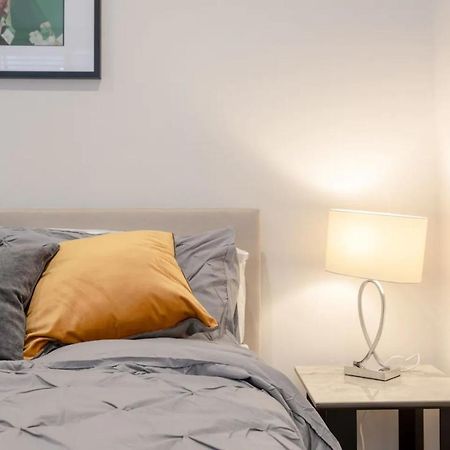 Appartamento Modern Flat In The Heart Of West Londra Esterno foto