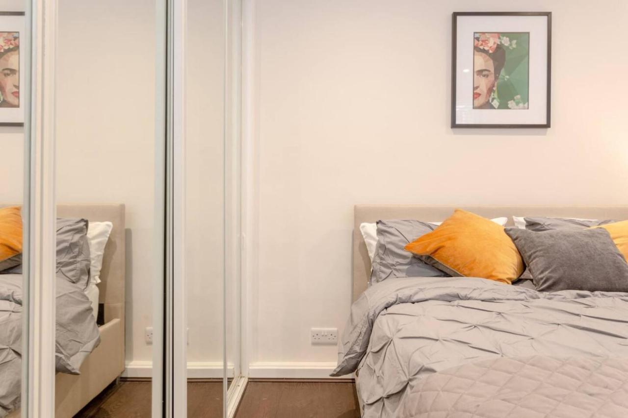 Appartamento Modern Flat In The Heart Of West Londra Esterno foto