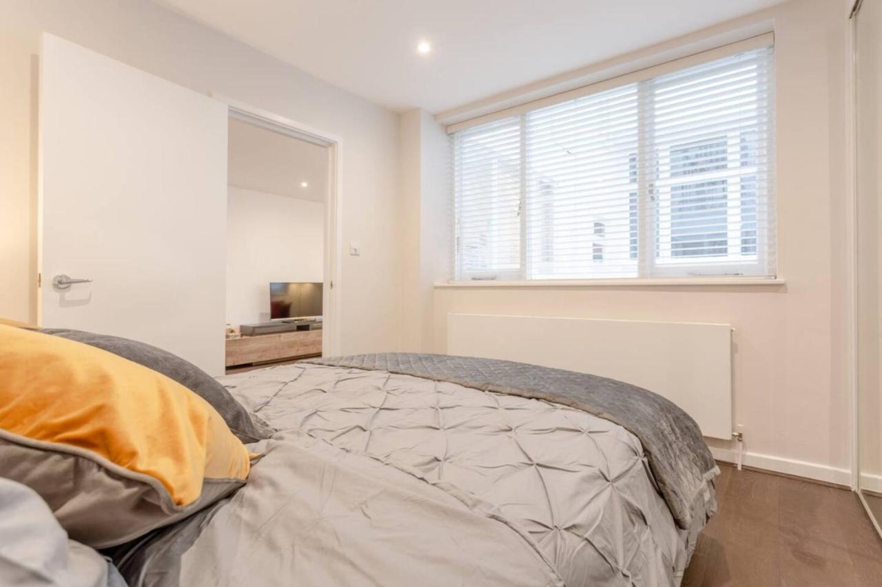 Appartamento Modern Flat In The Heart Of West Londra Esterno foto