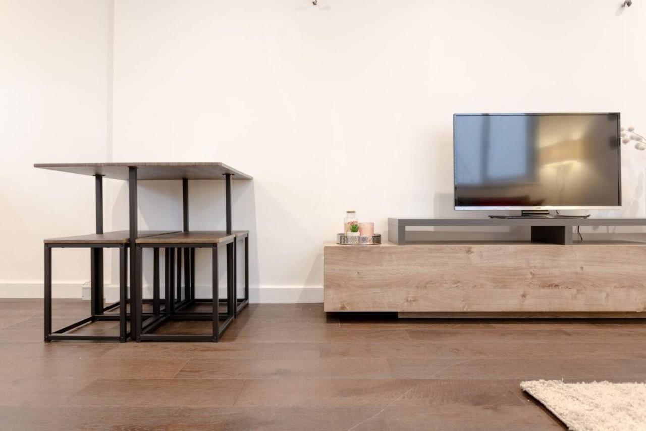 Appartamento Modern Flat In The Heart Of West Londra Esterno foto