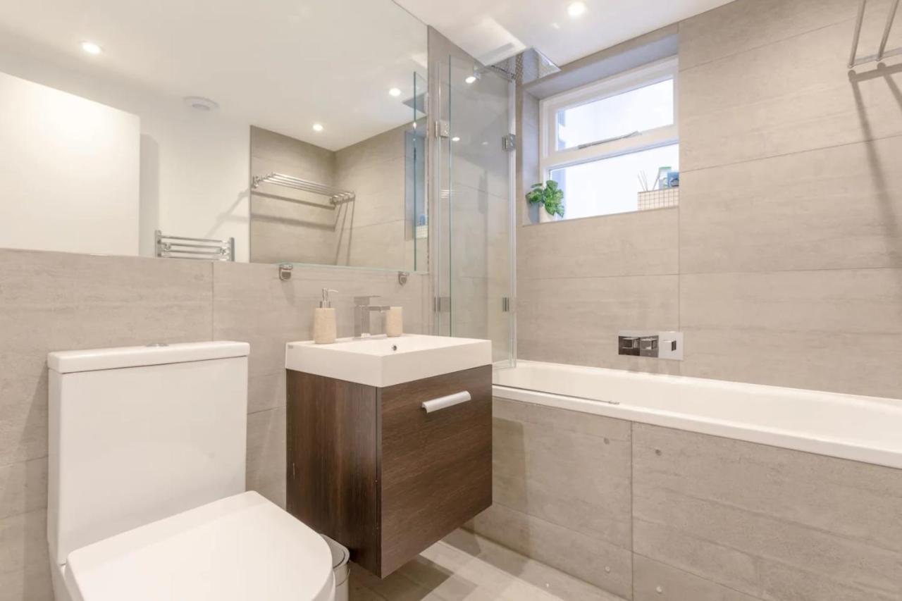Appartamento Modern Flat In The Heart Of West Londra Esterno foto