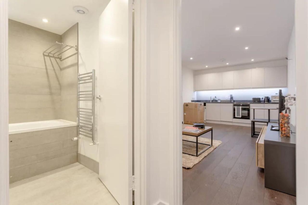 Appartamento Modern Flat In The Heart Of West Londra Esterno foto