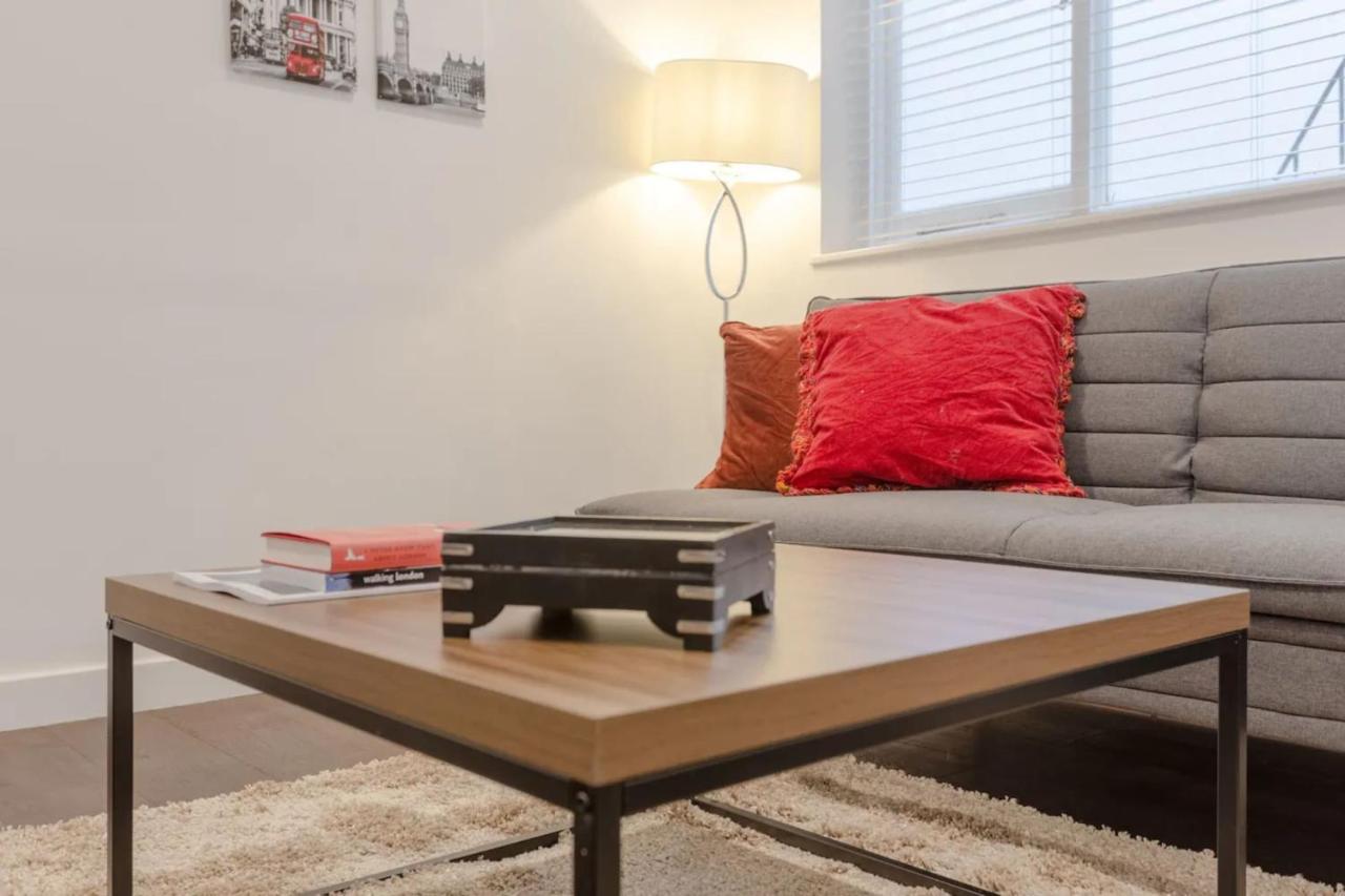 Appartamento Modern Flat In The Heart Of West Londra Esterno foto