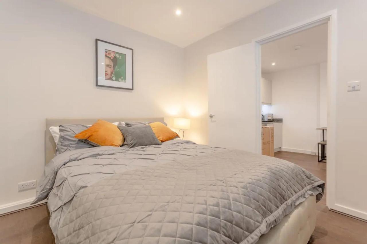 Appartamento Modern Flat In The Heart Of West Londra Esterno foto