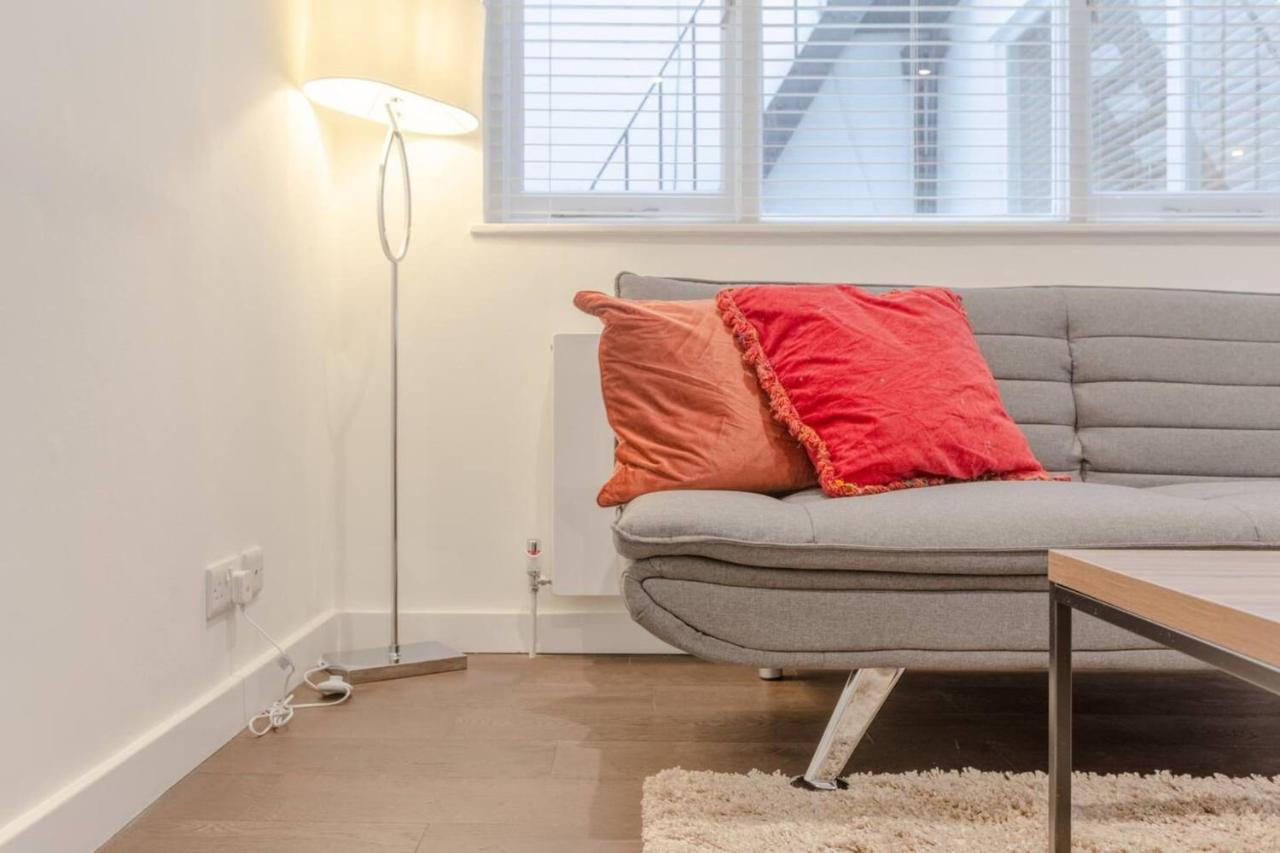 Appartamento Modern Flat In The Heart Of West Londra Esterno foto